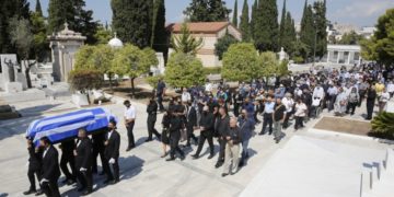 Στιγμιότυπο από  την κηδεία του Άκη Τσοχατζόπουλου στο Α’ Νεκροταφείο Αθηνών (φωτ.: ΑΠΕ-ΜΠΕ/Αλέξανδρος Βλάχος)