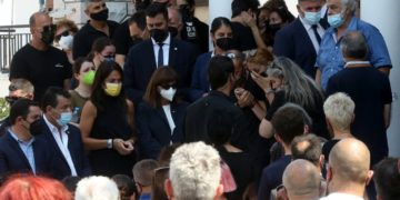 Θρήνος στην κηδεία του Βασίλη Φιλώρα
που θεωρούνταν ο καλύτερος στην Ελλάδα χειριστής drone. Έφτιαχνε drones για τον ελληνικό στρατό, την ΕΡΤ και την Πολιτική Προστασία (φωτ.: ΑΠΕ-ΜΠΕ/Ορέστης Παναγιώτου)