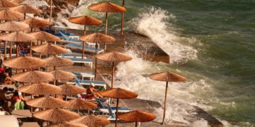 Κύματα στην παραλία της Αρβανιτιάς έφερε ο δυνατός βοριάς που πνέει στην ευρύτερη περιοχή της Αργολίδας (φωτ.: ΑΠΕ-ΜΠΕ/Ευάγγελος Μπουγιώτης)