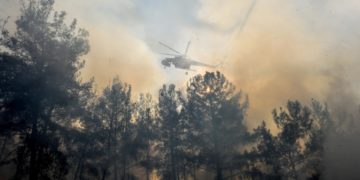 Ελικόπτερο πραγματοποιεί ρίψεις νερού στην κατάσβεση της πυρκαγιάς που ξέσπασε στη Ρόδο (φωτ.; ΑΠΕ-ΜΠΕ/ΑΠΕ-ΜΠΕ/Λευτέρης Δαμιανίδης)