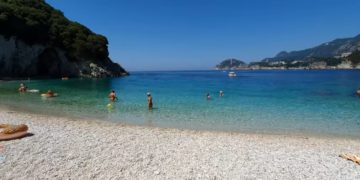 Άποψη της παραλίας της Ροβινιάς στην Κέρκυρα (πηγή: YouTube)