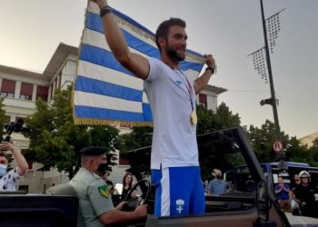 Ο χρυσός Ολυμπιονίκης της κωπηλασίας Στέφανος Ντούσκος με τη γαλανόλευκη στα χέρια χαιρετάει τον κόσμο που τον υποδέχθηκε στα  Ιωάννινα (φωτ.: ΑΠΕ-ΜΠΕ/ΑΠΕ-ΜΠΕ/STR)