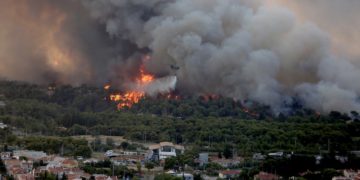 Φωτιά καίει δέντρα στην περιοχή της Βαρυμπόμπης. Μάρτυρες λένε για πολλά καμένα σπίτια (φωτ.: ΑΠΕ-ΜΠΕ/ Ορέστης Παναγιώτου)