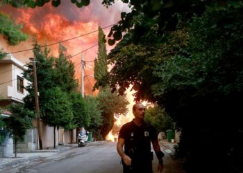 Φωτιά καίει δέντρα στην Βαρυμπόμπη που εκκενώθηκε πριν από μερικές ώρες (φωτ.: ΑΠΕ-ΜΠΕ/Γιάννης Κολεσίδης)