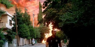 Φωτιά καίει δέντρα στην Βαρυμπόμπη που εκκενώθηκε πριν από μερικές ώρες (φωτ.: ΑΠΕ-ΜΠΕ/Γιάννης Κολεσίδης)