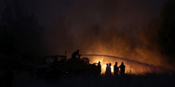 Πυροσβέστες ρίχνουν νερό για να σβήσουν την φωτιά που ξέσπασε σε δασική έκταση στην περιοχή της Βαρυμπόμπης (φωτ.: ΑΠΕ-ΜΠΕ/ΑΠΕ-ΜΠΕ/Ορέστης Παναγιώτου)