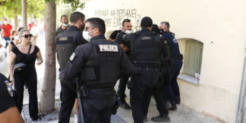 Αστυνομικοί συνοδεύουν τον κατηγορούμενο κατά την εισαγωγή του στα δικαστήρια, την Τετάρτη 25 Αυγούστου 2021 (φωτ.: ΑΠΕ-ΜΠΕ / Νίκος Χαλκιαδάκης)