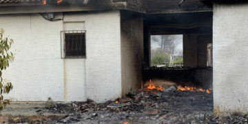 Σπίτι έχει πιάσει φωτιά στην περιοχή   Κήρινθο κοντά στην Λίμνη Ευβοίας, Παρασκευή  6 Αυγούστου 2021 (φωτ.: ΑΠΕ-ΜΠΕ/ Παναγιώτης Κουρός)