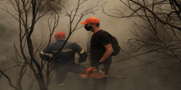 Πυροσβέστες του πεζοπόρου τμήματος Θεσσαλίας, επιχειρούν σε δασική έκταση κοντά στο χωριό Ιστιαία κατά τη διάρκεια πυρκαγιάς στην Εύβοια, Δευτέρα 9 Αυγούστου 2021 (φωτ.: ΑΠΕ-ΜΠΕ/ Κώστας Τσιρώνης)