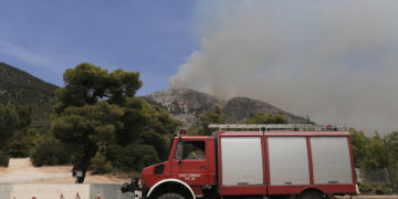 Πυροσβεστικό όχημα κατευθύνεται προς το σημείο κατάσβεσης  κατά τη διάρκεια δασικής πυρκαγιάς στην Πάρνηθα, Σάββατο 07 Αυγούστου 2021 (φωτ.: ΑΠΕ-ΜΠΕ/ Κώστας Τσιρώνης)