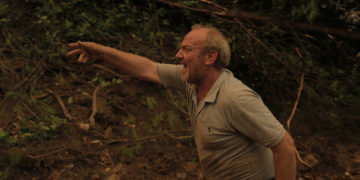 Πολίτης συνδράμει τις πυροσβεστικές μονάδες που επιχειρούν σε δασική έκταση κοντά στο χωριό Ιστιαία κατά τη διάρκεια πυρκαγιάς στην Εύβοια, Δευτέρα 9 Αυγούστου 2021 (φωτ.: ΑΠΕ-ΜΠΕ/ Κώστας Τσιρώνης)