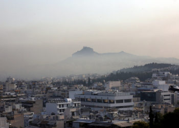 Ο Αη-Γιώργης στο λόφο του Λυκαβηττού διακρίνεται μέσα σε πέπλο καπνού, από τη χθεσινή φωτιά της Βαρυμπόμπης (φωτ.: ΑΠΕ-ΜΠΕ/ Ορέστης Παναγιώτου)