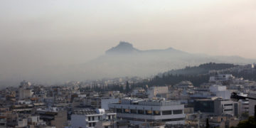 Ο Αη-Γιώργης στο λόφο του Λυκαβηττού διακρίνεται μέσα σε πέπλο καπνού, από τη χθεσινή φωτιά της Βαρυμπόμπης (φωτ.: ΑΠΕ-ΜΠΕ/ Ορέστης Παναγιώτου)
