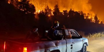 Φωτογραφία που δόθηκε σήμερα στη δημοσιότητα και εικονίζει εθελοντές να επιχειρούν σε πυρκαγιά σε δασική έκταση κοντά στο χωριό Καματριάδες στην Εύβοια, το βράδυ της Δευτέρας 9 Αυγούστου 2021 (φωτ.: ΑΠΕ-ΜΠΕ/ Σπύρος Κούρος)