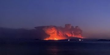 Η Εύβοια όπως φαίνεται από τη Σκόπελο... (φωτ.: twitter.com/thekingbworld)