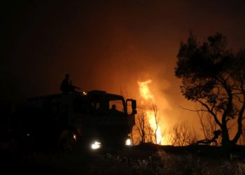 Πυροσβέστες ρίχνουν νερό για να σβήσουν την φωτιά που ξέσπασε σε δασική έκταση στη Bαρυμπόμπη (φωτ: ΑΠΕ-ΜΠΕ/ Ορέστης Παναγιώτου)