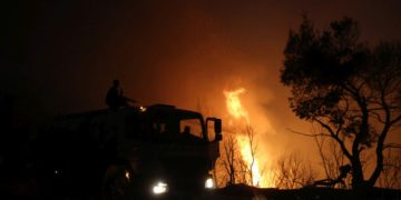 Πυροσβέστες ρίχνουν νερό για να σβήσουν την φωτιά που ξέσπασε σε δασική έκταση στη Bαρυμπόμπη (φωτ: ΑΠΕ-ΜΠΕ/ Ορέστης Παναγιώτου)