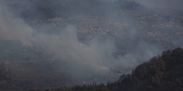 Καπνοί από τη φωτιά στη Γορτυνία όπως φαίνονταν από το χωριό Νεμούτα (φωτ.: ΑΠΕ-ΜΠΕ / Αλέξανδρος Μπελτές)
