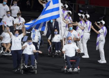 Η είσοδος της ελληνικής παραολυμπιακής αποστολής στο εθνικό στάδιο του Τόκιο (Φωτ.: EPA / Szilard Koszticsak)