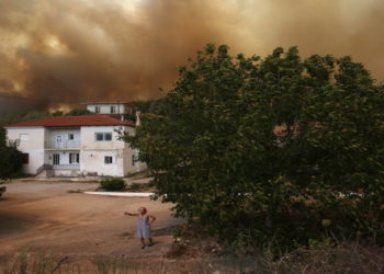 Εικόνα από το χωριό Βύλιζα, στην Αρχαία Ολυμπία (φωτ.: EPA/ Orestis Panagiotou)