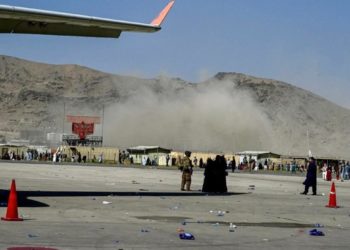 Η στιγμή της έκρηξης στο διεθνές αεροδρόμιο της Καμπούλ, στο Αφγανιστάν (φωτ.: twitter.com/BarzanSadiq)