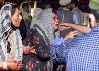 Εικόνα φρίκης από το αεροδρόμιο της Καμπούλ που νωρίτερα έγινε θέατρο βομβιστικών επιθέσεων με πολλούς νεκρούς και τραυματίες (φωτ.: twitter/pedro seixas)