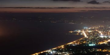 Η Καλαμάτα, από ψηλά, τη νύχτα (φωτ.: pixabay.com/ kostasm19)