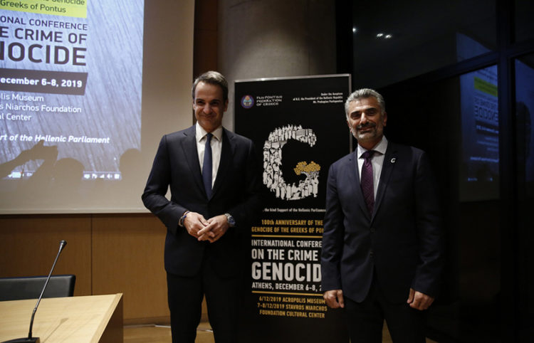 Ο Κυριάκος Μητσοτάκης και ο Γιώργος Βαρυθυμιάδης στο διεθνές συνέδριο για το έγκλημα της Γενοκτονίας, τον Δεκέμβριο του 2019 (φωτ.: ΑΠΕ-ΜΠΕ / Αλέξανδρος Βλάχος)