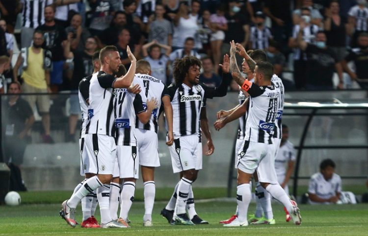 Οι παίκτες του ΠΑΟΚ πανηγυρίζουν το γκολ που πέτυχε ο Μπίσεσβαρ για το 2-0 (φωτ.: ΑΠΕ-ΜΠΕ / Αχιλλέας Χήρας)