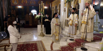 Η Πρόεδρος της Δημοκρατίας Κατερίνα Σακελλαροπούλου παρακολουθεί τη Θεία Λειτουργεία για την εορτή της Κοιμήσεως της Θεοτόκου (φωτ.: ΑΠΕ-ΜΠΕ/ Αλέξανδρος Μπελτές)