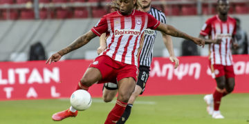 Ο παίκτης του Ολυμπιακού Ρούμπεν Σεμέδο  κατά τη διάρκεια αγώνα με τον ΠΑΟΚ (φωτ.: ΑΠΕ-ΜΠΕ / Παναγιώτης Μοσχανδρέου)