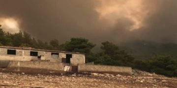 Η φωτιά από τα Βίλια πλησιάζει τα Μέγαρα (Φωτ.: Stavros Kokkalis/ Facebook)