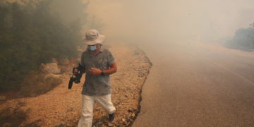 Πυρκαγιά στο Παλαιοχώρι Μάνδρας στην επαρχιακή οδός Οινόης-Πόρτο Γερμενού, την Τρίτη 17 Αυγούστου 2021 (φωτ.: ΑΠΕ-ΜΠΕ/ Αλέξανδρος Μπελτές)