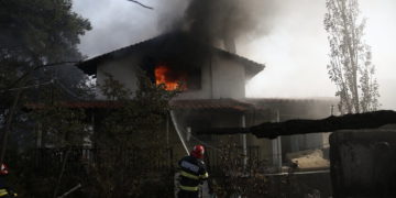 Πυροσβέστες επιχειρούν στην κατάσβεση της φωτιάς στο σπίτι της Κατερίνας και του Χάρη Διγενή, από την πυρκαγιά που ξέσπασε στην περιοχή Κάζα στα Βίλια Αττικής, τη Δευτέρα 23 Αυγούστου 2021 (φωτ.: ΑΠΕ-ΜΠΕ/ Γιάννης Κολεσίδης)