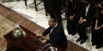 Ο γγ της ΚΕ του ΚΚΕ Δημήτρης Κουτσούμπας αφήνει ένα λουλούδι στο φέρετρο με τη σορό του Μίκη Θεοδωράκη στη Μητρόπολη Αθηνών κατά τη διάρκεια της τελετής αποχαιρετισμού (φωτ.: ΑΠΕ-ΜΠΕ/Γιάννης Κολεσίδης)