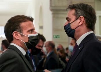 Εμανουέλ Μακρόν και Κυριάκος Μητσοτάκης στη Σύνοδο Κορυφής της ΕΕ, τον περασμένο Μάιο στην Πορτογαλία (φωτ.:  EPA/TIAGO PETINGA / POOL)