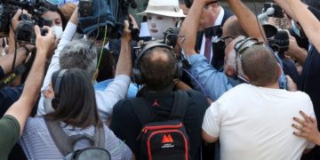 Το θύμα της υπόθεσης της επίθεσης με βιτριόλι, Ιωάννα Παλιοσπύρου, εισέρχεται στο δικαστήριο (φωτ.: ΑΠΕ-ΜΠΕ/Ορέστης Παναγιώτου)