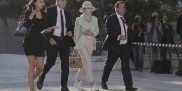 Η Ιωάννα Παλιοσπύρου, θύμα επίθεσης με καυστικό υγρό, τον Μάιο του 2020, από την Έφη Κακαράτζουλα, εισέρχεται συνοδεία των δικηγόρων της στο Μικτό Ορκωτό Δικαστήριο της Αθήνας, στο κτήριο του Πρωτοδικείου Αθηνών (φωτ.: ΑΠΕ-ΜΠΕ/Κώστας Τσιρώνης)