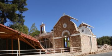 Η εκκλησία Αγία Φωτεινή στα Ρουσσοχώρια του δήμου Αρκαλοχωρίου υπέστη σοβαρές ζημιές από την ισχυρή σεισμική δόνηση στην ανατολική Κρήτη (φωτ.: ΑΠΕ-ΜΠΕ /Νίκος Χαλκιαδάκης)