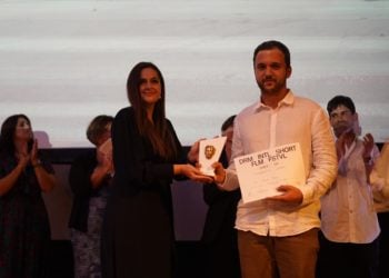 Ο Μανώλης Μαυρής παραλαμβάνει τον Χρυσό Διόνυσο στο 44ο Διεθνές Φεστιβάλ Ταινιών Μικρού Μήκους Δράμας (φωτ.: ΑΠΕ-ΜΠΕ)