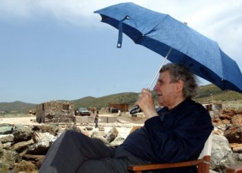 Στη Μακρόνησο, στις 14 Μαΐου του 2003 (φωτ.: ΑΠΕ-ΜΠΕ/ Π. Παπαϊωάννου)
