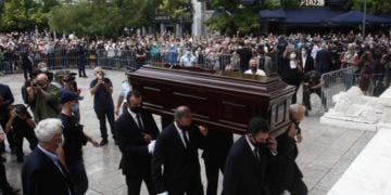 Το φέρετρο με την σορό του Μίκη Θεοδωράκη μεταφέρεται στην Μητρόπολη Αθηνών όπου βρίσκεται σε εξέλιξη η τελετή αποχαιρετισμού (φωτ.: ΑΠΕ-ΜΠΕ/ ΓΙΑΝΝΗΣ ΚΟΛΕΣΙΔΗΣ)