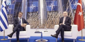 Κυριάκος Μητσοτάκης και Ρετζέπ Ταγίπ Ερντογάν κατά τη διάρκεια της συνάντησής τους στην έδρα του NATO, στις Βρυξέλλες, τον Ιούνιο του 2021 (φωτ.: EPA / Dimitris Papamitsos)