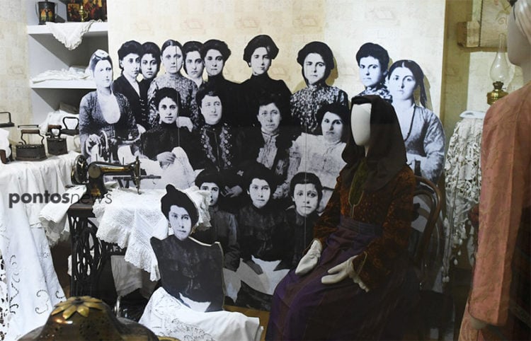 «Χάρτινες» γυναίκες στο Μουσείο «Κεντώντας τη Μνήμη» της Μέριμνας Ποντίων Κυριών Θεσσαλονίκης (φωτ.: Φίλιππος Φασούλας)