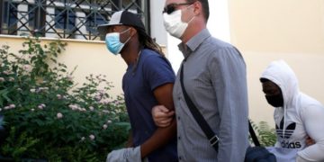 Ο Πορτογάλος ποδοσφαιριστής και πίσω του ο συγκατηγορούμενός του στην υπόθεση ομαδικού βιασμού 17χρονης (φωτ.: Γιάννης Κολεσίδης)