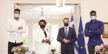 Ο Κυριάκος Μητσοτάκης φωτογραφίζεται με τον Γιάννη Αντετοκούνμπο, τη μητέρα του  Βερόνικα και τον αδελφό του Άλεξ μετά την τελετής πολιτογράφησής τους, στο Μέγαρο Μαξίμου (φωτ.: ΑΠΕ-ΜΠΕ/Γρ.Τύπου Πρωθυπουργού/Δημήτρης Παπαμήτσος)