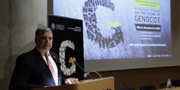 Ο Περιφερειάρχης Αττικής Γιώργος Πατούλης, στην τελετή έναρξης του «Διεθνούς Συνεδρίου για το Έγκλημα της Γενοκτονίας» στο αμφιθέατρο του Μουσείου της Ακρόπολης (φωτ. αρχείου: ΑΠΕ-ΜΠΕ/Αλέξανδρος Βλάχος)