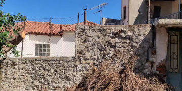 Το σπίτι που βρέθηκε η σωρός (φωτ.: YouTube/ Gargalianoionline)