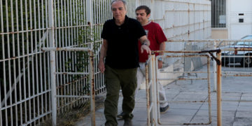 Ο Δημήτρης Κουφοντίνας συνοδευόμενος από τον γιο του Έκτορα φθάνουν στις φυλακές Κορυδαλλού το 2018 (Φωτ.: ΑΠΕ-ΜΠΕ/ Παντελής Σαίτας)