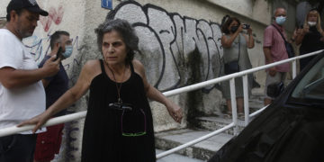 Η Μαργαρίτα Θεοδωράκη έξω από το σπίτι του πατέρα της στην Αθήνα (φωτ.: ΑΠΕ-ΜΠΕ / Γιάννης Κολεσίδης)